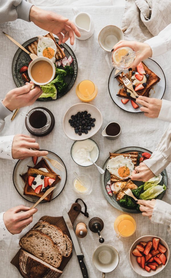 Le guide du parfait brunch maison pour un dimanche convivial.