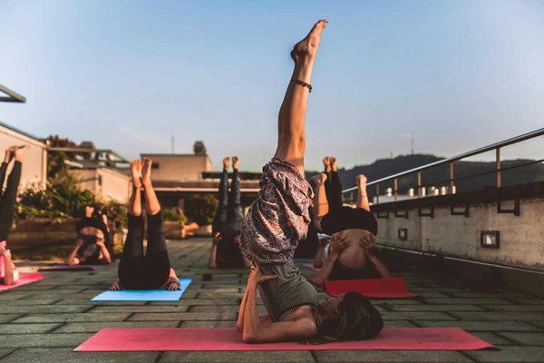 Quelles idées pour une matinée de yoga et méditation en groupe?